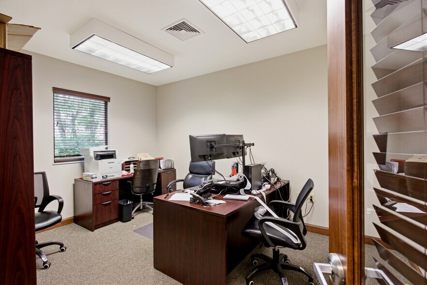 More Photos Of 400 Sugartree Ln, Franklin Office For Lease