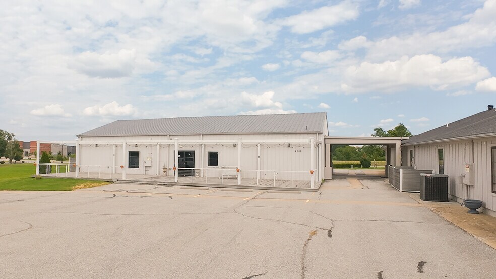 More Photos Of 404 SW Regional Airport Blvd, Bentonville General Retail For Lease