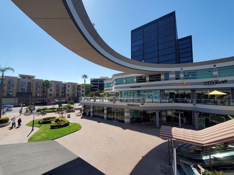 More Photos Of 16101 Ventura Blvd, Encino General Retail For Lease