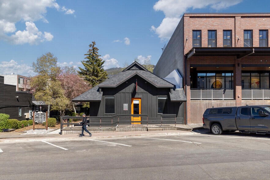 More Photos Of 180 Center St, Jackson Showroom For Lease