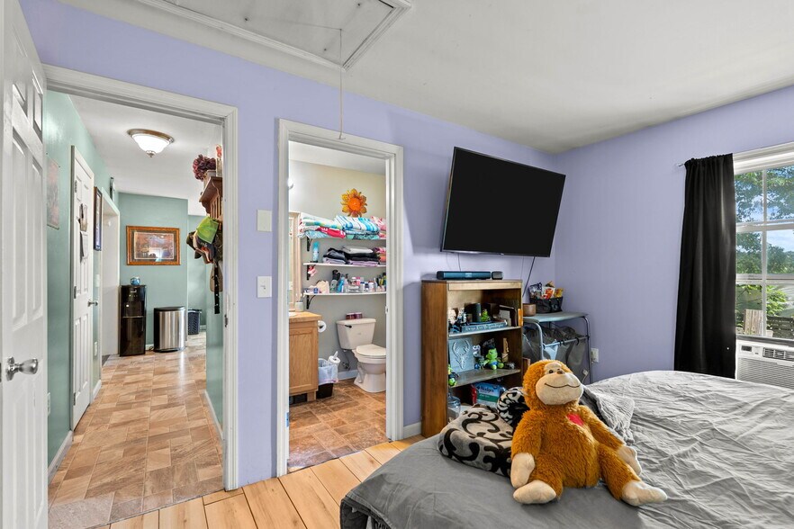 More Photos Of 25 Beacon St, Amesbury Showroom For Sale