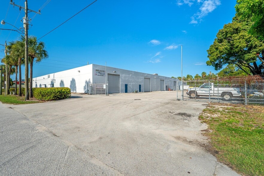 More Photos Of 2968 Ravenswood Rd, Fort Lauderdale Warehouse For Lease