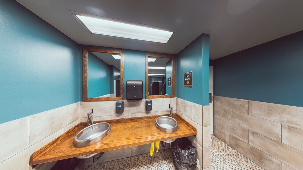 More Photos Of 96 N King St, Honolulu Bar For Lease