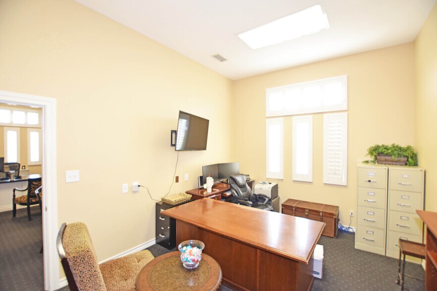 More Photos Of 327 SE Loop 338, Odessa Flex For Lease