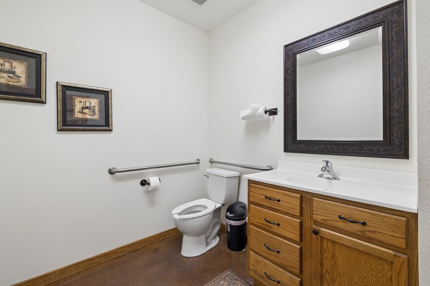 More Photos Of 1510 TX-135, Kilgore Warehouse For Sale