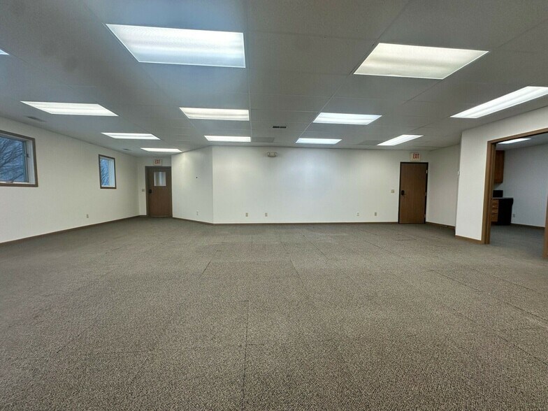 More Photos Of 1230 S Victory Dr, Mankato Service For Sale
