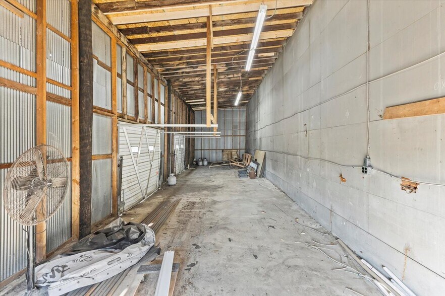 More Photos Of 3509 W Market St, Johnson City Warehouse For Lease