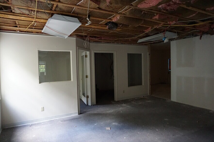 More Photos Of 31 Schoosett St, Pembroke Office For Lease