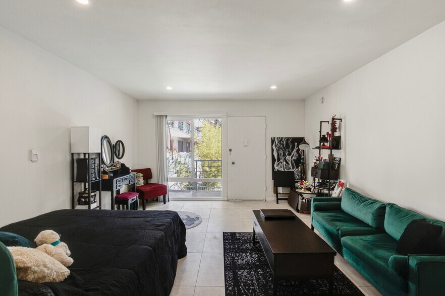 More Photos Of 1959 Grace Ave, Los Angeles Apartments For Sale