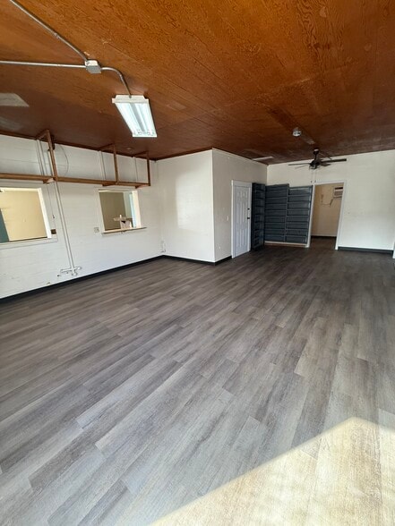 More Photos Of 2595 Avenue G NW, Winter Haven Showroom For Lease