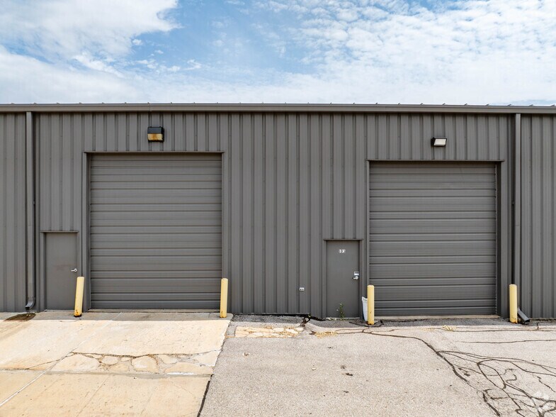 More Photos Of 14505 Grover St, Omaha Showroom For Lease