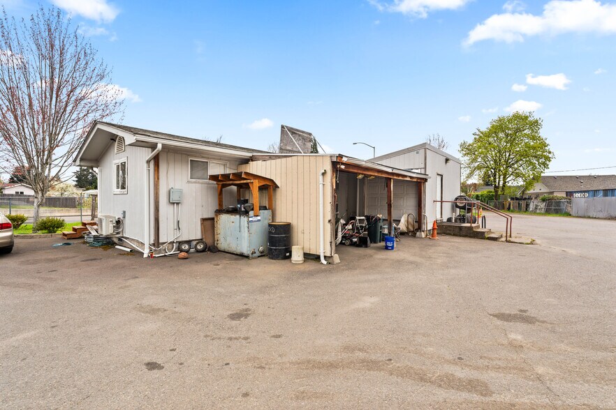 More Photos Of 3894 Roosevelt Blvd, Eugene Industrial For Sale