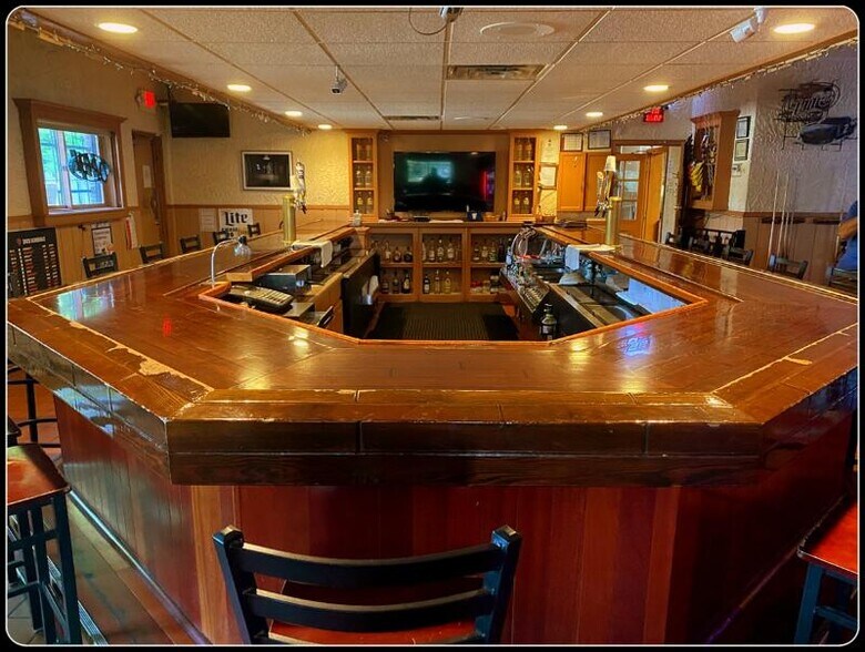 More Photos Of 38652 N Sheridan Rd, Beach Park General Retail For Sale