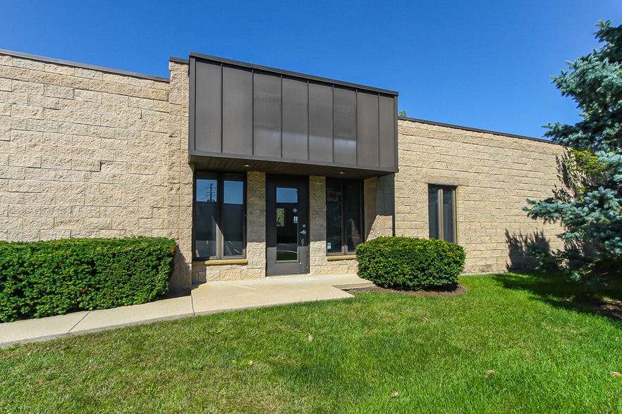 More Photos Of 22290 N Hillview Dr, Barrington Warehouse For Lease