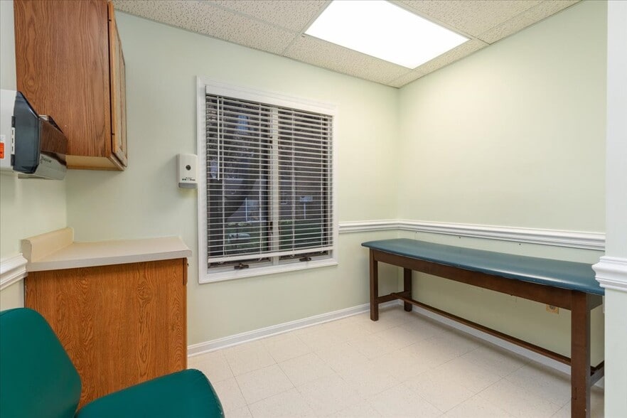 More Photos Of 10623 Crestwood Dr, Manassas Office For Sale