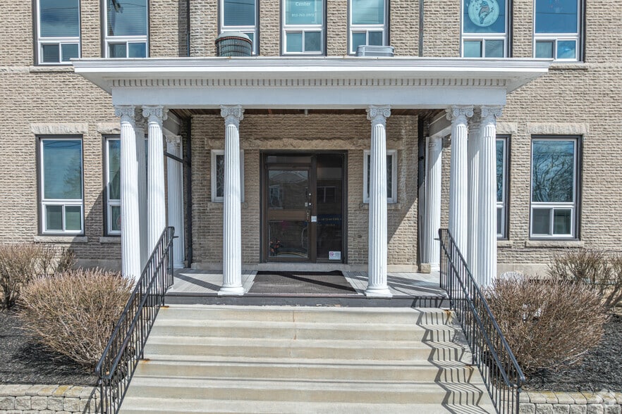 More Photos Of 215 W Elm St, Sycamore Medical For Sale