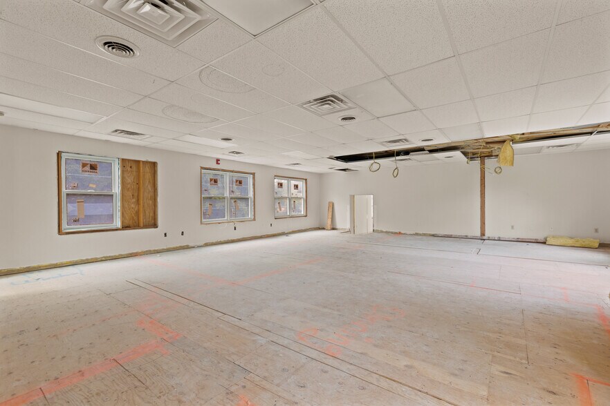 More Photos Of 15 Hamburg Tpke, Bloomingdale Office For Sale