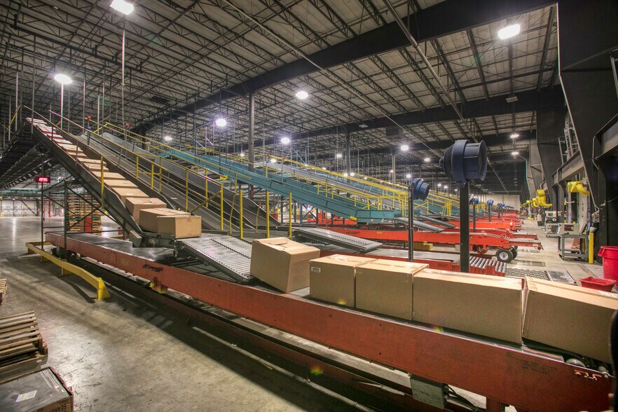 More Photos Of 1700 Schuster Rd, Delano Distribution For Lease