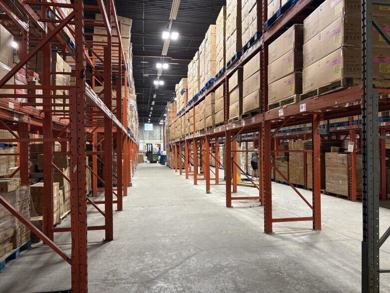 More Photos Of 401-425 Blvd Montpellier, Montréal Warehouse For Lease