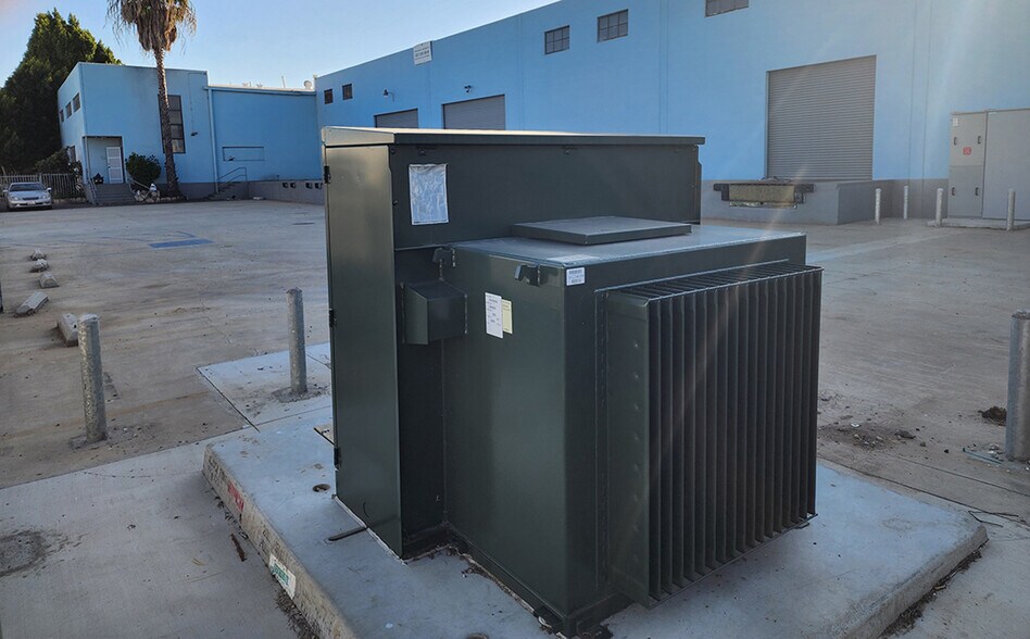 More Photos Of 2645 Yates Ave, Commerce Distribution For Lease