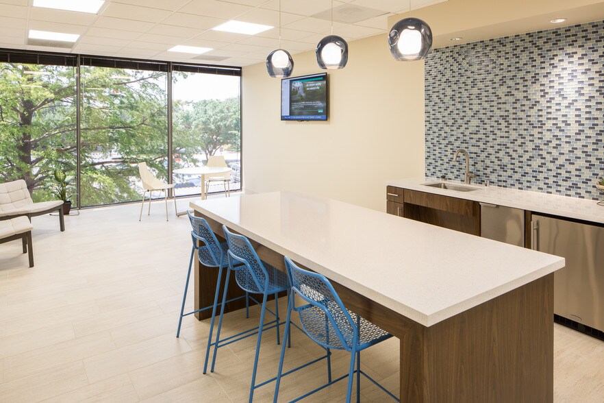 More Photos Of 4560 Belt Line Rd, Addison Medical For Lease