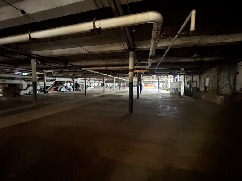 More Photos Of 76 Community Ave, Plainfield Manufacturing For Lease