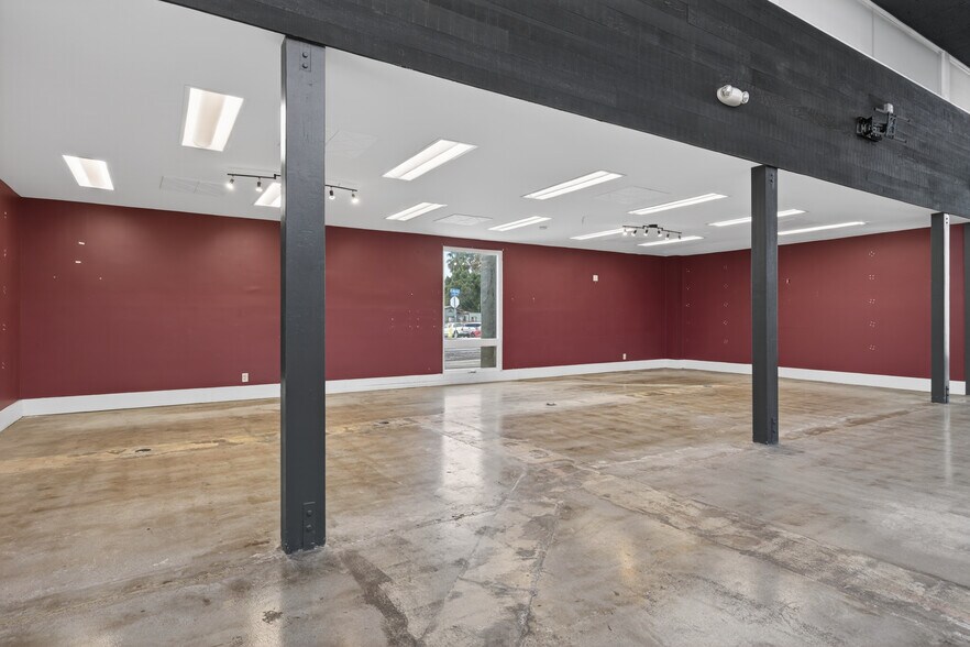 More Photos Of 1895 E Main St, Ventura General Retail For Sale