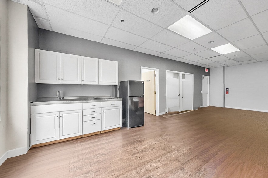 More Photos Of 521 E Locust St, Des Moines Storefront Retail Office For Lease