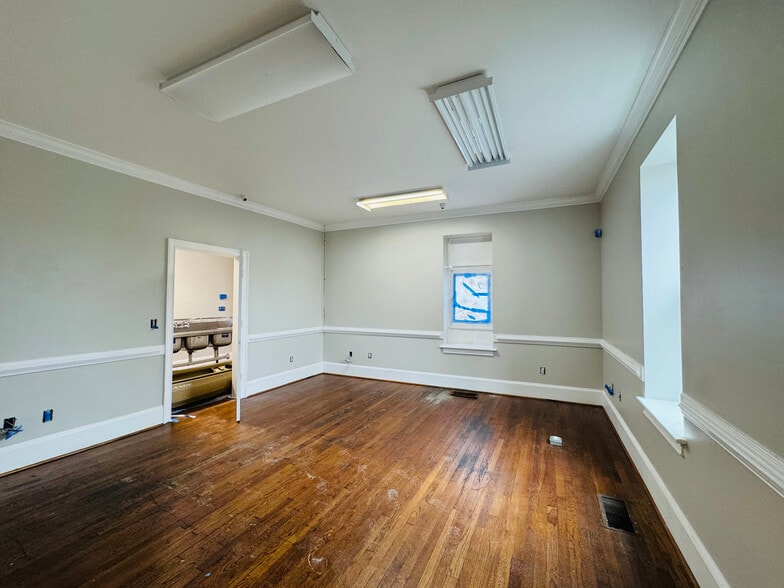 More Photos Of 732 W Taylor St, Griffin General Retail For Sale