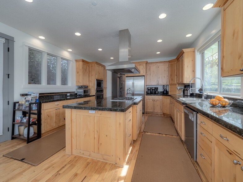 More Photos Of 20300 NE Highway 240, Newberg Hotel For Sale