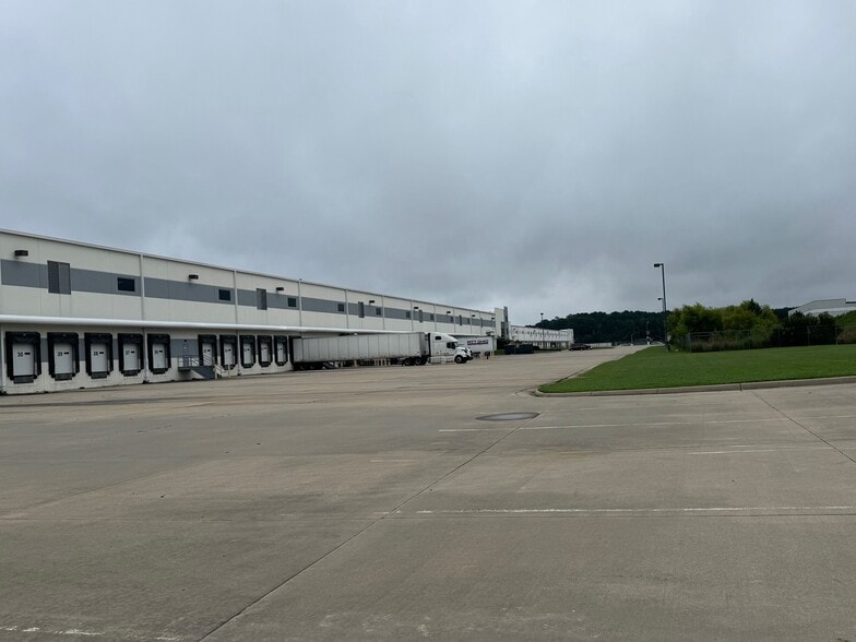 More Photos Of 1020 Centerpoint Dr, Suffolk Warehouse For Lease