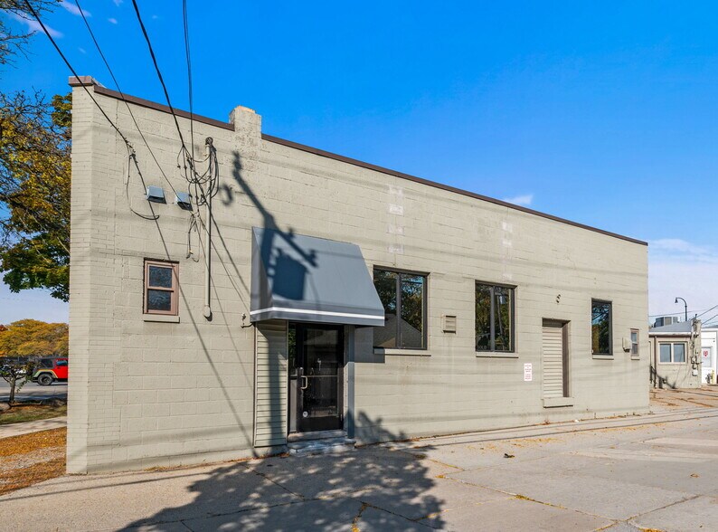 More Photos Of 18000 Mack Ave, Grosse Pointe Park Office Residential For Lease