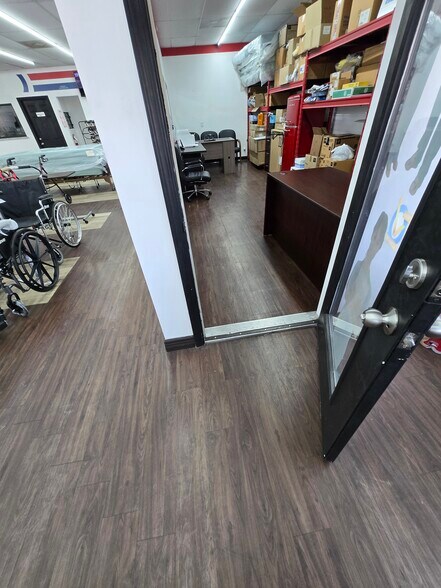 More Photos Of 14206 S Post Oak Rd, Houston General Retail For Sale