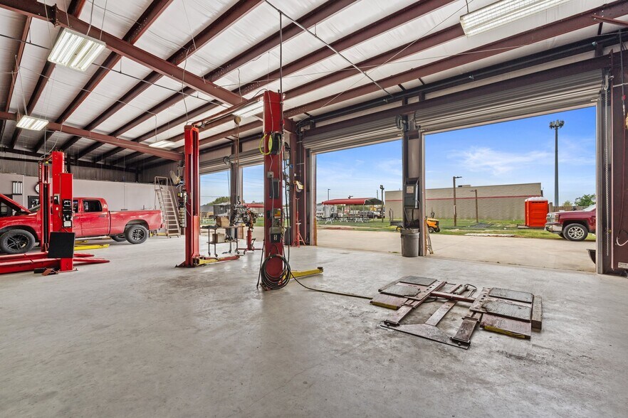 More Photos Of 6217 Fry Rd, Katy Auto Repair For Sale