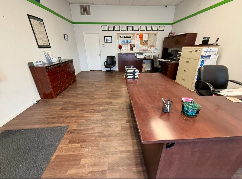 More Photos Of 217 E Main St, Clinton Office For Sale