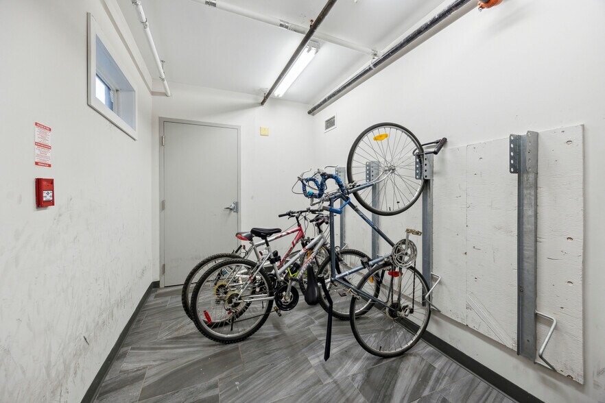 More Photos Of 335 College St, Toronto Apartments For Sale