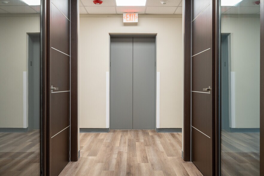 More Photos Of 9950 Lawrence Ave, Schiller Park Office For Lease
