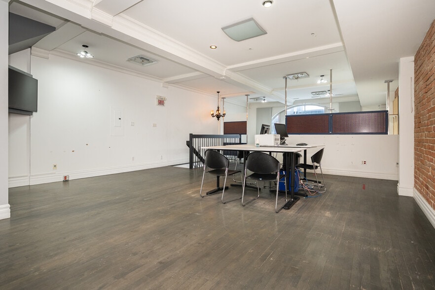 More Photos Of 1583 Rue Saint-Hubert, Montréal Medical For Sale