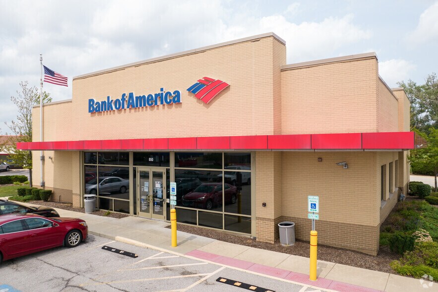 More Photos Of 840-990 W Algonquin Rd, Arlington Heights Unknown For Lease