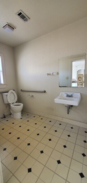 More Photos Of 815 E Milam St, Mexia Medical For Sale