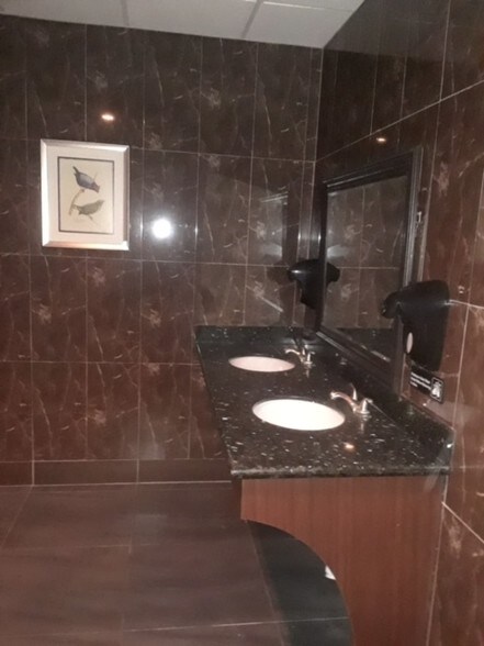 More Photos Of 3011 E Erie Blvd, Syracuse Restaurant For Lease