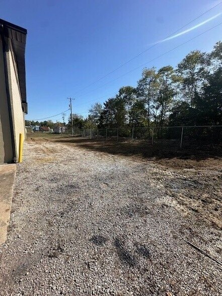 More Photos Of 238 Globe St, Radcliff Distribution For Lease