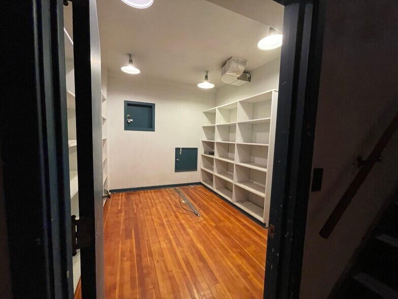 More Photos Of 300 E Main St, Pullman Bank For Sale
