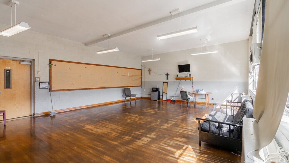 More Photos Of 81 Evick Dr, Franklin Flex For Sale