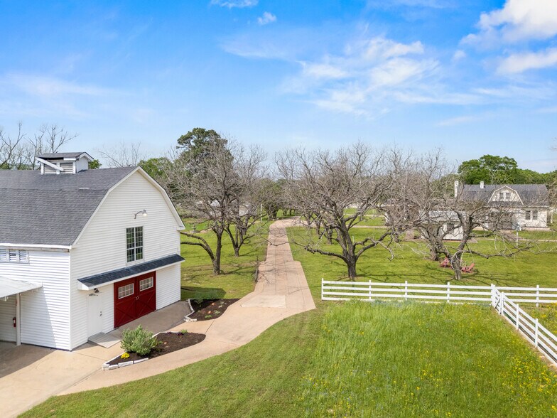 More Photos Of 53447 Highway 290, Hempstead Specialty For Sale