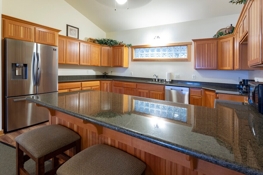 More Photos Of 41-45 Lakeshore Dr, Sagle Hotel For Sale