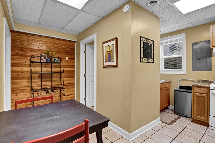 More Photos Of 2020 Princess Place Dr, Wilmington Freestanding For Sale