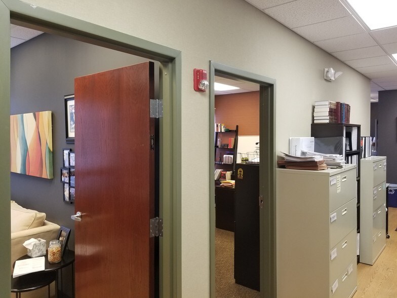 More Photos Of 820 E Terra Cotta Ave, Crystal Lake Office For Sale