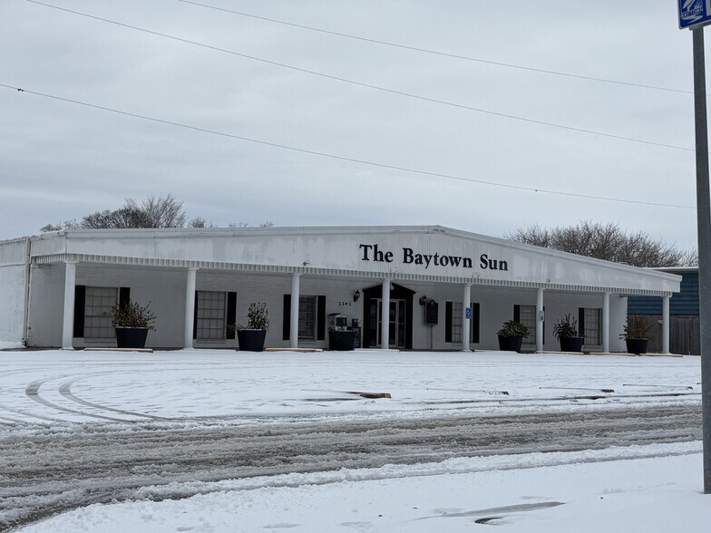 More Photos Of 1301 Memorial Dr, Baytown Warehouse For Sale