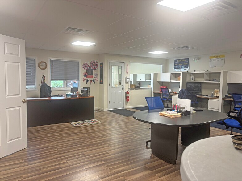 More Photos Of 270 West Rd, Portsmouth Warehouse For Lease